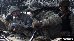 Soldați ucraineni la instrucție în regiunea Zaporijia, pe 5 noiembrie 2025.