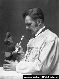 Олександр Архипенко (1887–1964) – скульптор і художник, один із основоположників кубізму в скульптурі