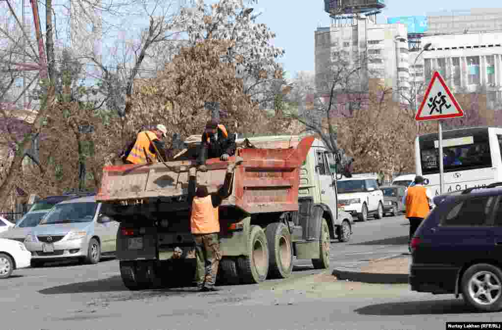 Работники предприятия по ремонту дорог на улице Сатпаева. &nbsp;