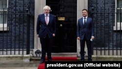 Премʼєр-міністр Великої Британії Борис Джонсон (л) і президент України Володимир Зеленський, архівне фото