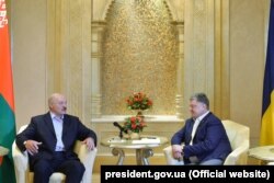Belarusian President Alyaksandr Lukashenka (left) meets with Ukrainian President Petro Poroshenko in Abu Dhabi on November 2.