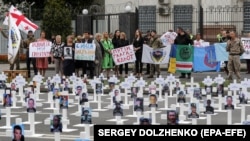 A rally to commemorate the fourth anniversary of the battle of Ilovaysk in front of the Russian Embassy in Kyiv on August 29, 2018.