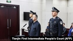 Az egykori Interpol-főnök Meng Hongwei az ellene hozott ítélet kihirdetésekor Tiencsin város bíróságán, 2020. január 21-én