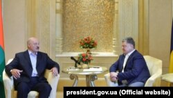 Президент Украины Петр Порошенко (справа) и президент Беларуси Александр Лукашенко. Абу-Даби, 2 ноября 2017 года. 
