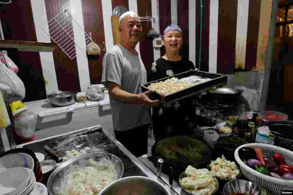 د رستوران مالکان دا ښځه (حلیمه) او د هغې مېړه (صالح) دي چې خپل خواړه ښيي.