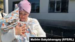 Сот "ұлтаралық араздық қоздырды" деген айып тағылған "Атажұрт" белсендісі Нәзигүл Мақсұтханның бас бостандығын шектеді. Талдықорған, 13 сәуір, 2026 жыл.