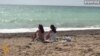 Лето в Евпатории: «запретное» купание и фигурки «зеленых человечков» (видео)