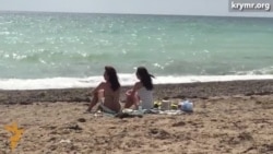 Лето в Евпатории: «запретное» купание и фигурки «зеленых человечков» (видео)