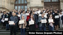 Magistrați protestând pentru independența justiției și aplicarea recomandărilor GRECO și ale Comisiei de la Veneția