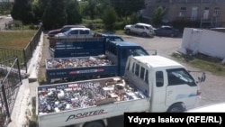 Акция по уничтожению спиртных напитков, село Жапалак, Ошская область, август, 2017