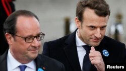 Новоизбранный и действующий президенты Франции Эммануэль Макрон (п) и Франсуа Олланд, Париж, Франция, 8 мая 2017 года