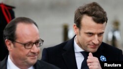 Эммануел Макрон бо раиси ҷумҳури феълӣ Франсуа Олланд ҳам гуфтугӯ дошт.
