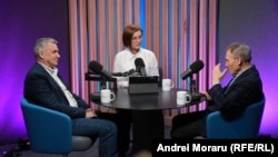 Autoarea podcastului „Dincolo de știri”, Eugenia Crețu, și invitații săi - analiștii politici, Igor Boțan (stânga) și Nicolae Negru.