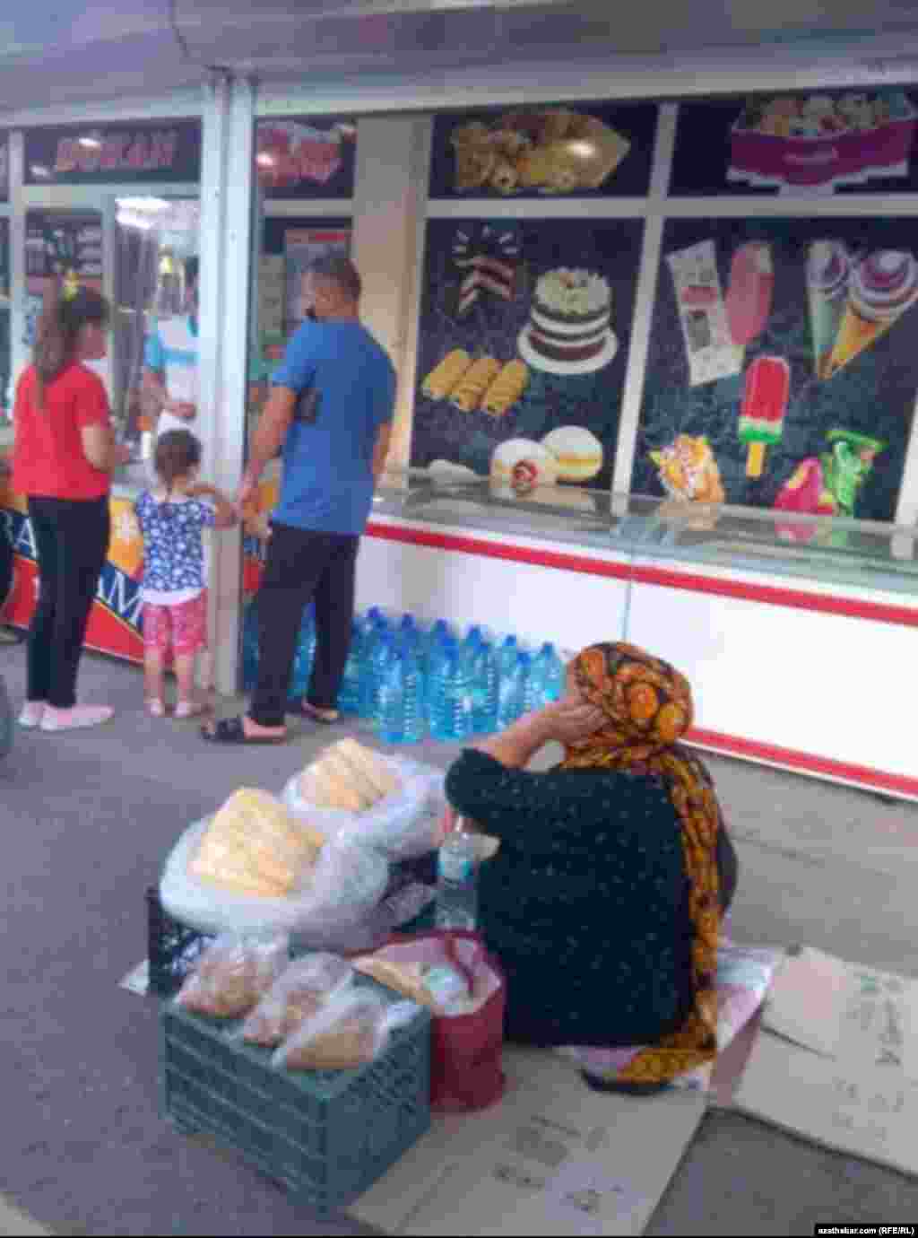 Azyk dükanynyň agzyndaky durmuş. Aşgabat, sentýabr, 2021.&nbsp;