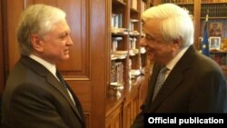 Глава МИД Армении Эдвард Налбандян (слева) и президент Греции Прокопис Павлопулос, Афины, 13 декабря 2017 г.