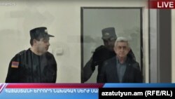 Экс-президент Армении Серж Саргсян явился в зал суда, Ереван, 25 февраля 2020 г.