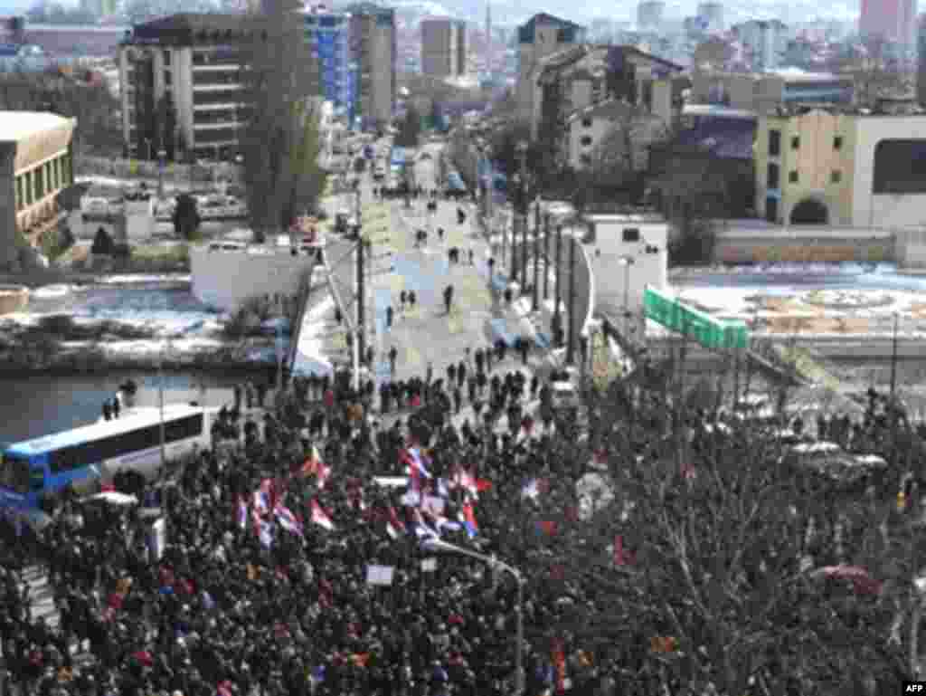Mitrovicë - Serbët protestojnë kundër pavarësisë së Kosovës, 18 shkurt 2008. - SERBIA, Mitrovica : Kosovo Serbs attend a protest near the main bridge in the ethnically divided northern town of Mitrovica on February 18, 2008. Thousands of angry Serbs took to the streets in their strongholds across Kosovo on Monday to protest against the declaration of independence by the mainly ethnic Albanian province.