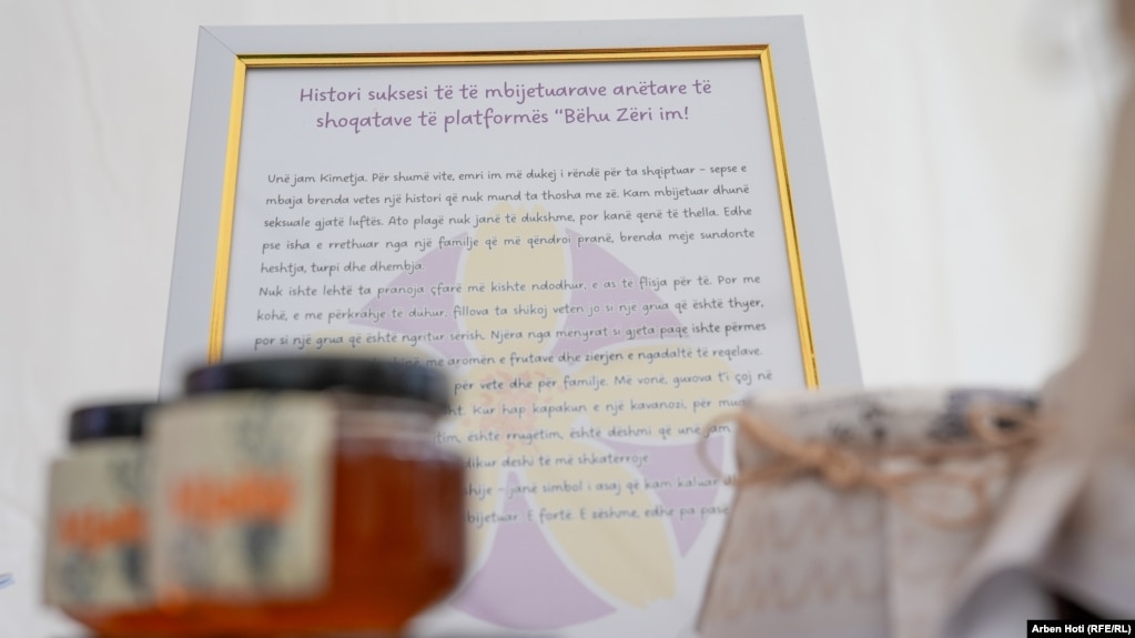 Histori suksesi e shkruar nga një e mbijetuar e dhunës seksuale, pranë produkteve në panair.