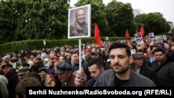 Чоловік із портретом народного депутата України і громадського діяча Дмитра Яроша на акції подібній до російського «Безсмертного полку», яку організували в Україні проросійські сили під гаслом «Ніхто не забутий, ніщо не забуте». Київ, 9 травня 2019 року