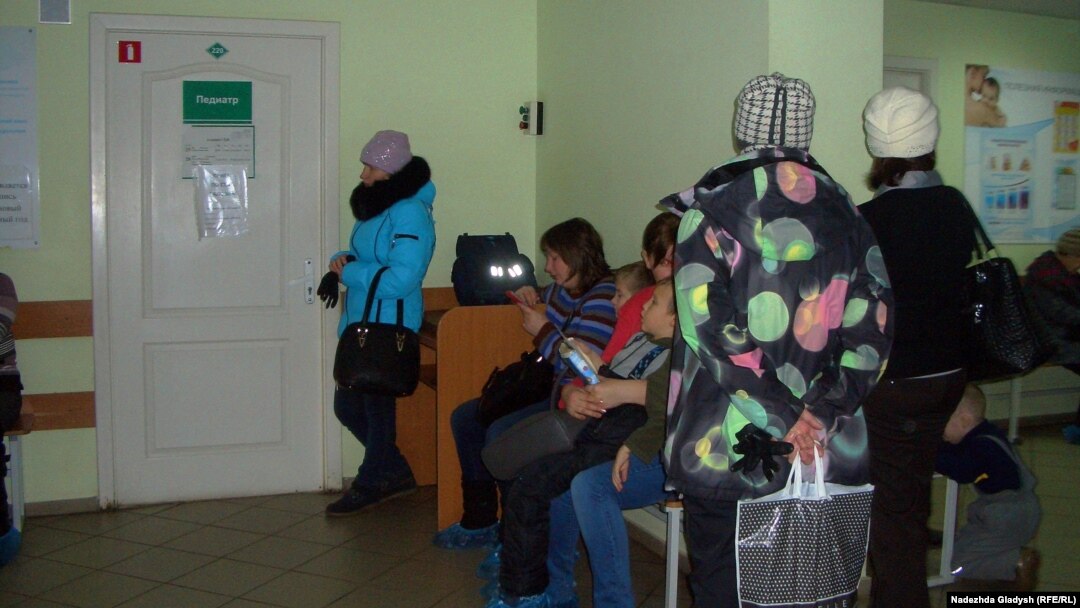 Ижевск. Больные дети в очереди к врачу