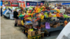 Торговля фруктами и овощами на Куйбышевском рынке Симферополя, ноябрь 2020 года. Иллюстрационное фото