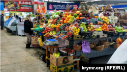 Торговля фруктами и овощами на Куйбышевском рынке Симферополя, ноябрь 2020 года. Иллюстрационное фото