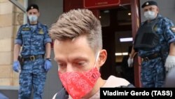 Ýuriý Dud, ortada.