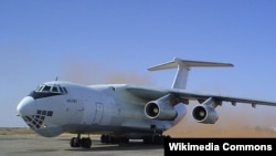 Rossiyaning IL-76 rusumidagi yuk tashuvchi samolyot.