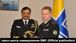 Дмитрий Шакуро (справа), в 2014 году контр-адмирал ВМС Украины