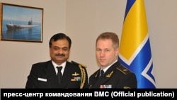 Дмитро Шакуро (праворуч), у 2014 році контрадмірал ВМС України