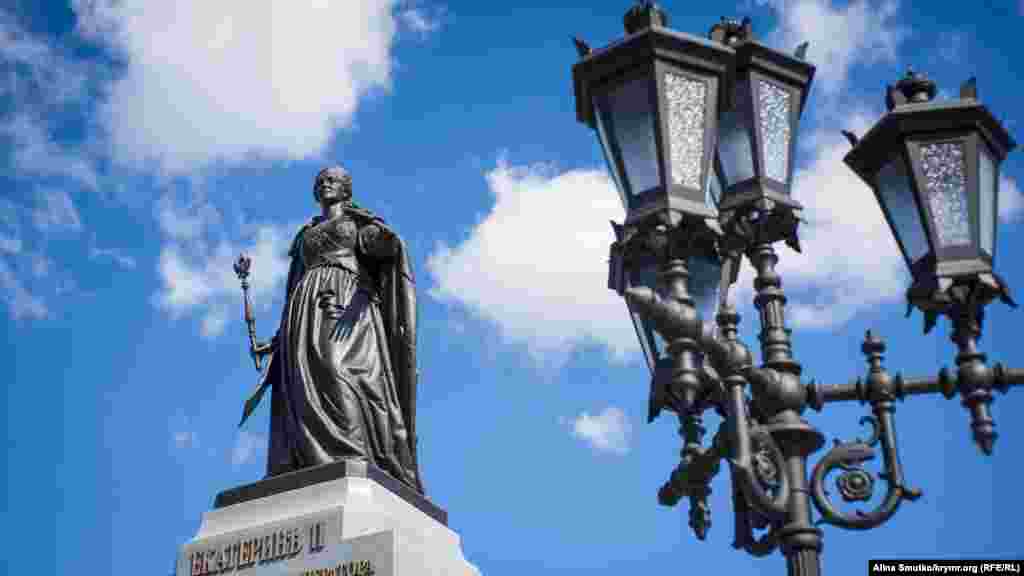 Памятник Екатерине II. В августе 2016 года в симферопольском Центральном парке культуры и отдыха открыли восстановленный памятник царице Екатерине II. На его изготовление потратили более 45 миллионов рублей