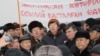 Лидеры и активисты оппозиционных движений выступают в Алматы в знак солидарности с бастующими Жанаозена. Позади держат транспарант "Так начинался Желтоксан". 17 декабря 2011 года.