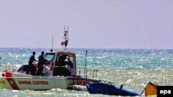 گارد ساحلی ایتالیا در موارد بسیاری قایق های حامل مهاجران غیر قانونی را پیش از رسیدن به سواحل این کشور متوقف کرده است. عکس تزئینی است.