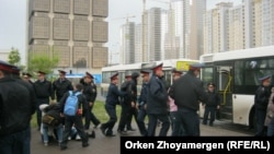 Полиция борышкерлерді көлікке күштеп мінгізіп жатыр. Астана, 22 мамыр 2013 жыл.