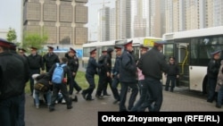 Полиция наразылық акциясына шыққан борышкерлерді автобусқа күштеп мінгізіп жатыр. Астана, 22 мамыр 2013 жыл. (Көрнекі сурет)