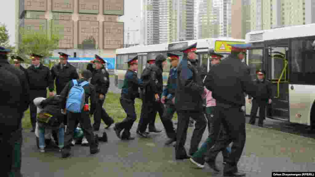 Задержанных активистов движения &laquo;ипотечников&raquo; ведут к автобусам. Астана, 22 мая 2013 года.