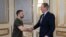 La 2 mai, ministrul de Externe britanic David Cameron (în dreapta) i-a spus președintelui ucrainean Volodimir Zelensky, la Kiev, că Ucraina are dreptul să folosească tot ce crede de cuviință pentru a se apăra de Rusia. 