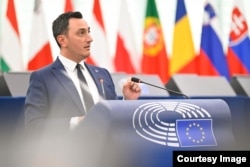 Єврокомісар з культури Глен Мікаллеф під час дебатів у Європарламенті про небезпеку нормалізації відносин з Росією, включаючи її участь у великих культурних та спортивних заходах. Страсбург, Франція, 29 квітня 2026 року