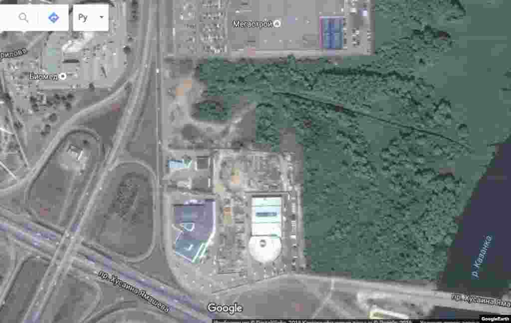 На снимке Google maps со спутника видно, что участок еще утопает в зелени