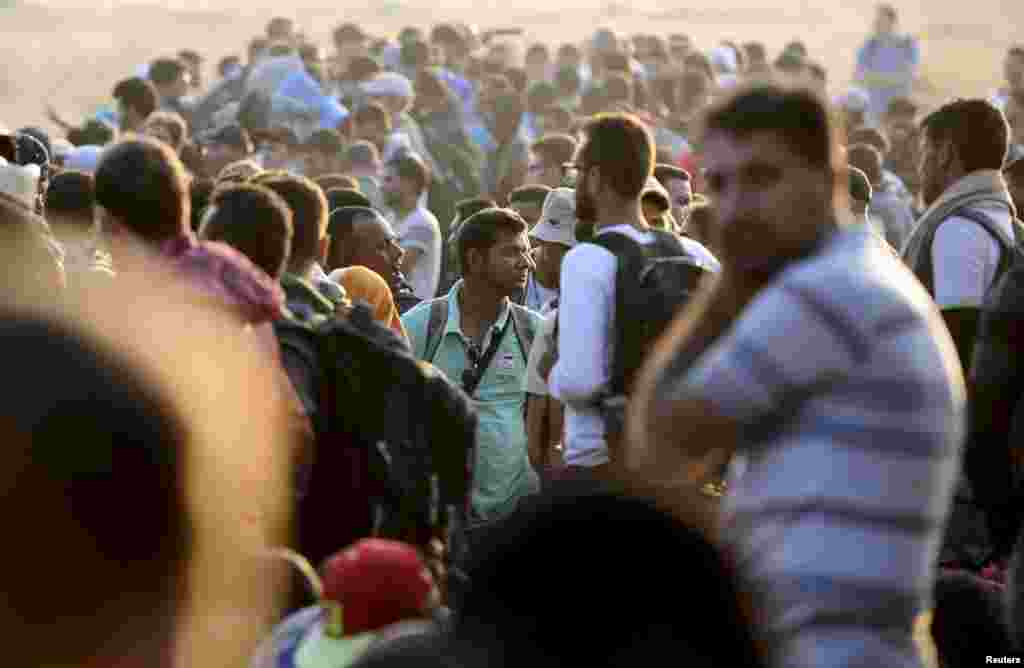 Нова група од над 1.000 мигранти чекаат на границата меѓу Македонија и Грција да влезат во Македонија во близина на железничката станица во Гевгелија.