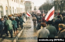 24 сакавіка 1996, мітынгоўцы накіроўваюцца да тэлецэнтру. Фота Галіны Навумчык