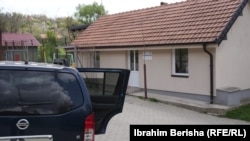 Vozilo Misije Evropske unije za vladavinu prava (EULEKS) kod ambulante u Suvom Grlu, na kojoj se sada nalazi tabla sa kosovskim simbolima, 15. april 2026.