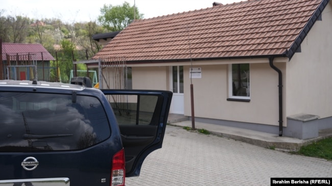 Një veturë e misionit Misionit të Bashkimit Evropian për Sundim të Ligjit (EULEX) pranë ndërtesës së ambulancës në Syriganë, e cila tani mban tabelë me simbole të Kosovës, 15 prill 2026.