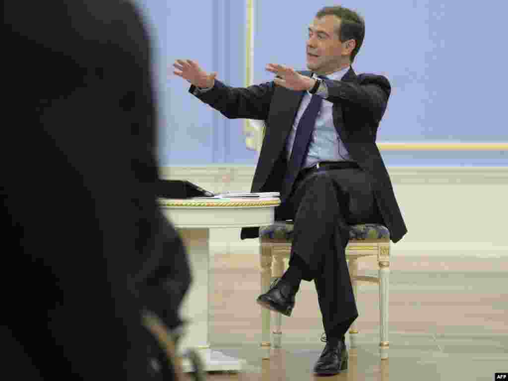 Președintele Rusiei, Dmitri Medvedev adres&icirc;ndu-se adepților săi la reședința de la Gorki. 