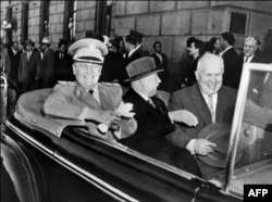 'Točno je da sa odlaskom Staljina i dolaskom Nikite Hruščova nisu odstranjeni svi izvori hegemonije i sovjetske potencijalne ekspanzije. Tito je mislio da može više utjecati na njega nego što je bilo realno.' (Na fotografiji Tito i Hruščov u Moskvi 1956)