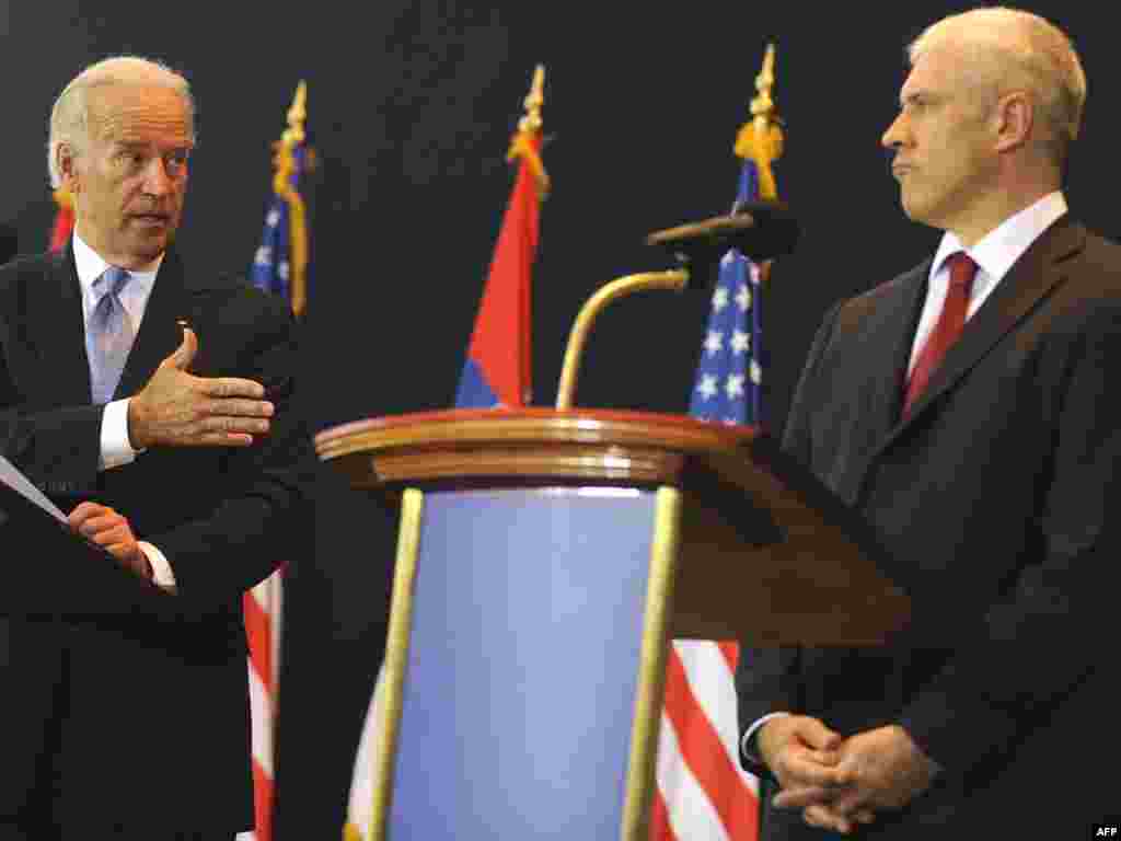 Srbija - Joe Biden u Beogradu - SAD ne traže od Srbije da prizna Kosovo, izjavio je američki potpredsjednik Joe Biden. Srbija želi čvrsto partnerstvo sa Amerikom, kazao je predsjednik Srbije Boris Tadić. To su centralne poruke koje su dvojica političara saopštili novinarima nakon razgovora u “četiri oka” vođenih u Beogradu.