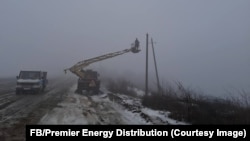 Авариен екип отстранява повреда в електропреносната мрежа в един от засегнатите райони на Молдова, 31 януари, 2026 г.