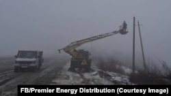 Muncitori ai distribuitorului de energie Premier Energy lucrează la rețelele de tensiune afectate de condițiile meteo.