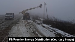 Молдавија: Работниците на енергетскиот дистрибутер „Премиер Енерџи“ ги поправаат далноводите погодени од временските услови.