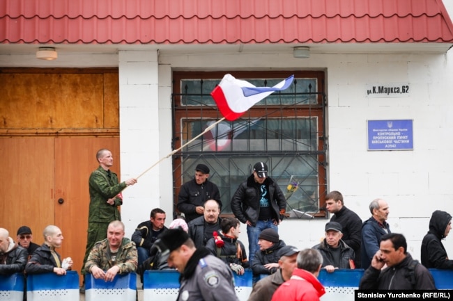 Агрессивные пророссийские активисты блокируют украинскую военную часть в Симферополе, 5 марта 2014 года